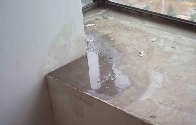 金屬屋面檐口滲水應(yīng)該怎么解決？家用防水涂料這幾點一定要注意